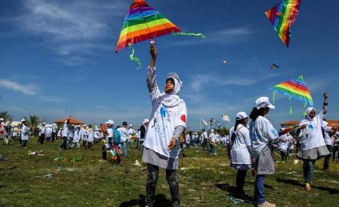 طلاب مدارس الأنروا في خانيونس يطلقون طائرات ورقية تضامن مع اليابان