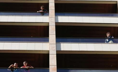 اللبنانيون يلتزمون منازلهم