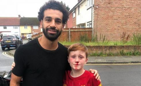 محمد صلاح مع مشجع ليفربول الصغير