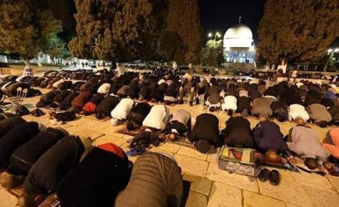 الآلاف يؤدون صلاة التراويح في المسجد الأقصى