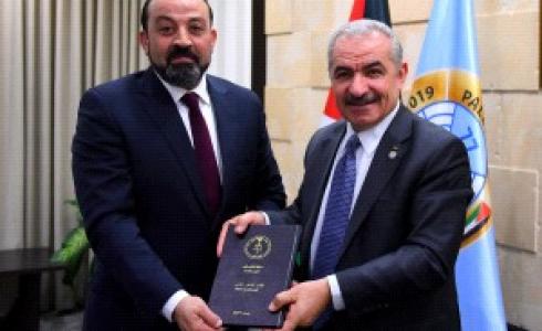 اشتية خلال تسلّمه التقرير السنوي للنيابة العامة