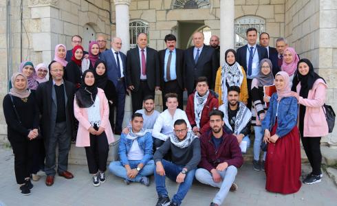 أبو مويس يزور كلية الطب الحكومية وشركة رويال بالخليل