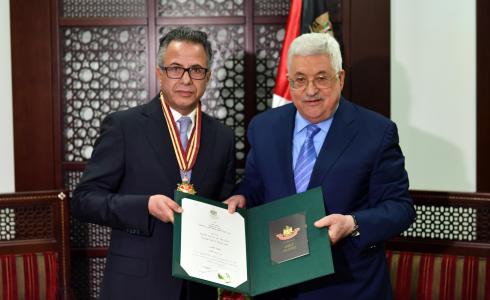 الرئيس محمود عباس يمنح السفير الأردني خالد الشوابكة وسام "نجمة القدس"
