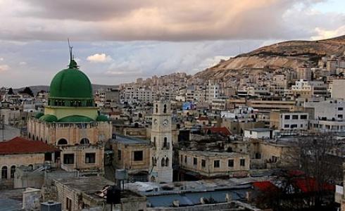 مواطن يكسر قفل أحد المساجد في نابلس احتجاجا على استمرار إغلاقها