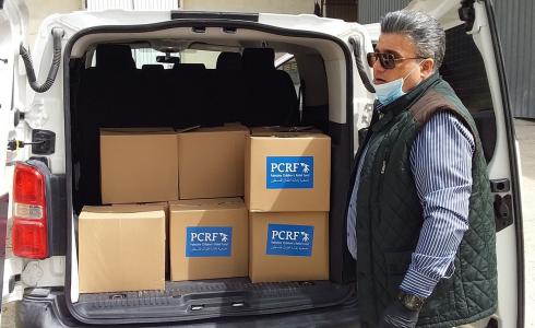 التنمية الاجتماعية واغاثة أطفال فلسطيني يوزعان طروداً غذائية للأسر الفقيرة في نابلس