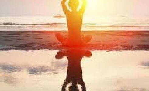 انعشي مزاجك بوضعيات يوغا صحية