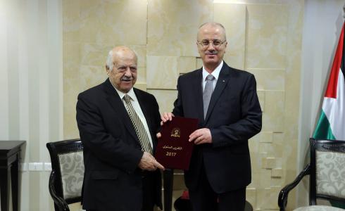 الحمد الله يتسلم التقرير السنوي لهيئة مكافحة الفساد للعام 2017