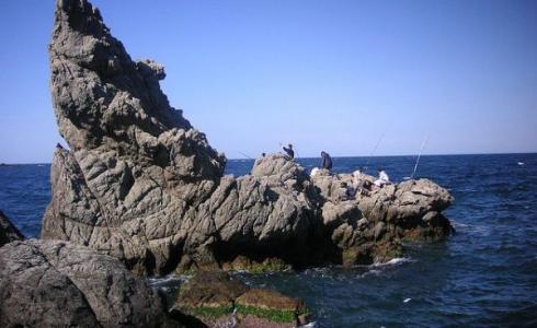 انقاذ رجل علق بين الصخور على شواطئ حيفا - توضيحية