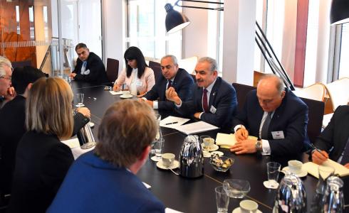 شكري بشارة بجوار رئيس الوزراء محمد اشتية