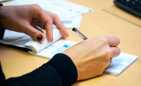 صرف شيكات - توضيحية