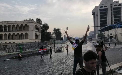 شاهد لحظة سقوط قذيفة على المتظاهرين في بغداد