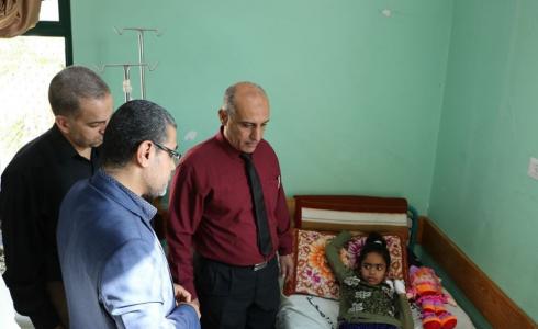 وفد من تعليم الوسطى يتفقد جرحى العدوان بمستشفى شهداء الاقصى