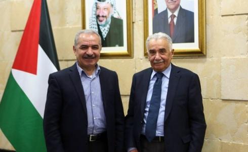 رئيس الوزراء محمد اشتية مع عيسى أبو شرار