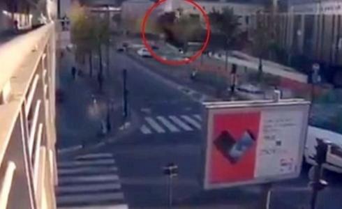 مغامر ينفذ قفزة مدهشة من شرفة بناء إلى لوحة إعلانية