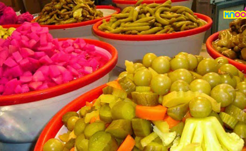 الصحة تتلف 30 طناً من مخلّلات فاسدة