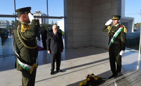 الرئيس محمود عباس يضع إكليلاً من الزهور على ضريح الرئيس الشهيد ياسر عرفات