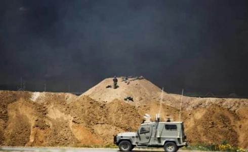 دخان الاطارات يغطي الرؤية بالكامل عن جيش الاحتلال شرق غزة أمس في جمعة الكوشوك