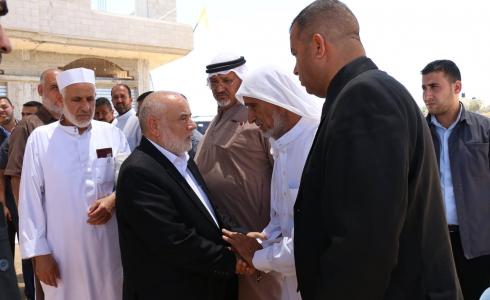 خلال تقديم أحمد بحر واجب العزاء لشهيدين من خان يونس