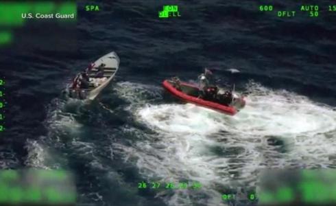 شاهد: عصابة تنقذ مطارديها من الغرق