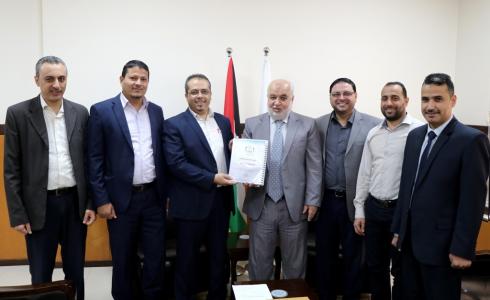 المستشار عابد يتسلم دليل الإجراءات الموحد للمحاكم النظامية