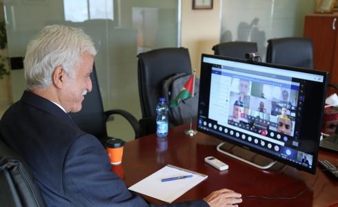 عورتاني يشارك طلبة مدرسة ثانوية حصة افتراضية