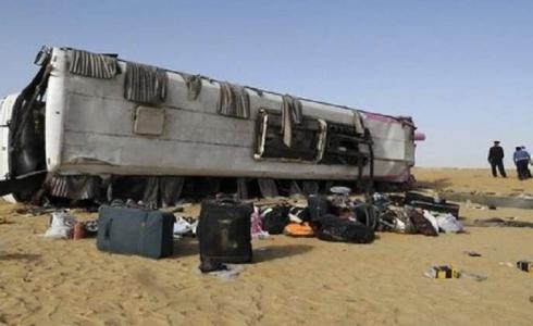انقلاب حافلة مصرية على الطريق الصحراوي في أسوان 