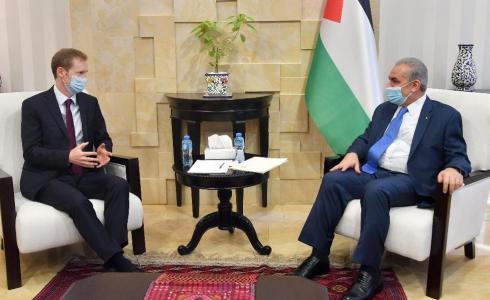 رئيس الوزراء الفلسطيني مع ممثل إيرلندا الجديد