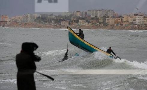 لحظة سقوط الصياد في بحر غزة