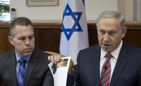 إردان على يمين رئيس الوزراء الإسرائيلي نتنياهو