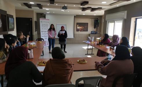 المركز الفلسطيني مؤسسة لاجئ ينفذان نشاطا حول حقوق المرأة في المخيمات