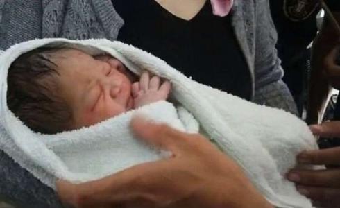 طفلة حديثة الولادة