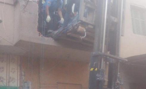 هدم شرفة منزل لنقل مواطن إلى المستشفى في مصر
