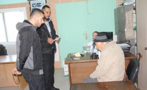 أحد المستفيدين يستلم علاج لمواجهة كرض "الفاروا"