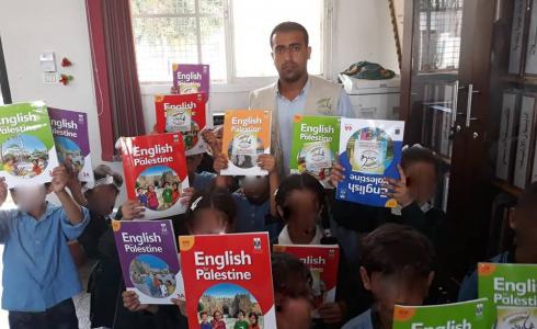 "ثمار الخير" توزع كتب "اللغة الإنجليزية" على الطلاب المحتاجين