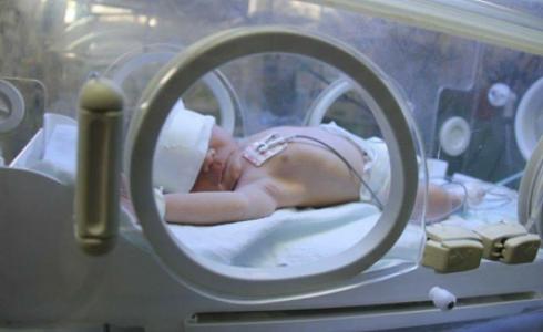 حياة عشرات المواليد في الحضانات مهددة