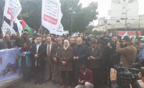 رئيسة الاتحاد العام للمرأة الفلسطينية أمال حمد خلال مشاركتها في مسيرة القوى