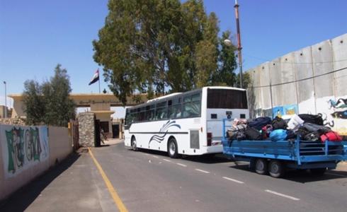 حافلة تقل مسافرين عبر معبر رفح جنوب قطاع غزة