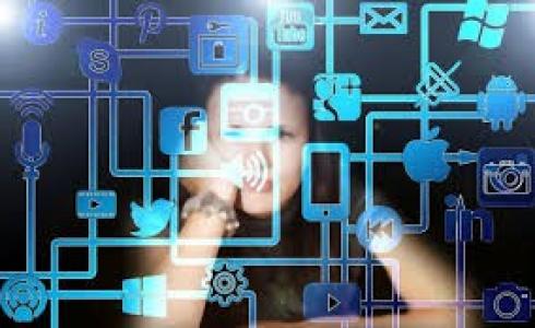 مواقع التواصل الحديثة- تعبيرية