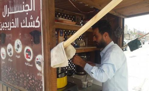 سعيد لولو شاب يعمل في كشك أطلق عليه اسم "كشك الخريجين" على شاطئ بحر غزة