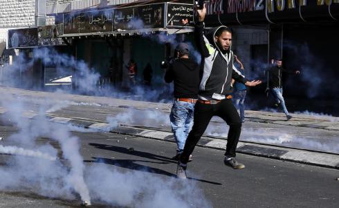 الاحتلال يطلق قنابل الغاز على المتظاهرين الفلسطينيين