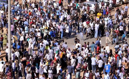 اخبار السودان اليوم: المظاهرات تصل مقرات الجيش لأول مرة (فيديو)