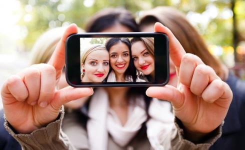 كثرة التقاط الصور تمحو الذكريات- توضيحية-