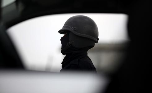 أحد عناصر الأمن الفلسطيني في غزة خلال تدريبات عسكرية