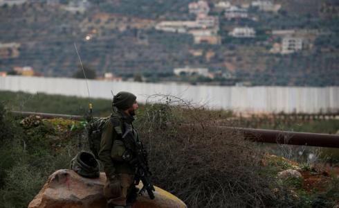 جندي إسرائيل يراقب الحدود الشمالية مع لبنان - أرشيفية