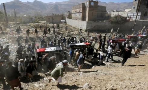 يمنيون يشيعون الثلاثاء جثامين عشرات الأشخاص قتلوا فيما يقال إنها غارات للتحالف بقيادة السعودية في أنحاء اليمن