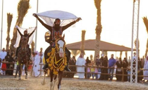 في سوق عكاظ ظهرت السعوديات كفارسات محترفات يروضن الخيل