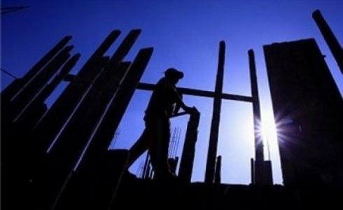 إصابة عامل إثر سقوطه من علو بأراضي 48