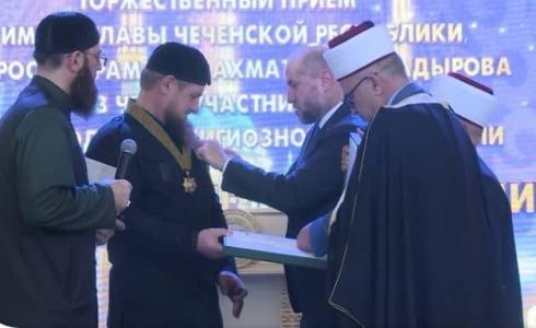 الهباش يقلد الرئيس الشيشاني وسام نجمة القدس
