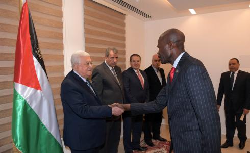 الرئيس عباس و السفير جوف اوتيينو ماكونغا 