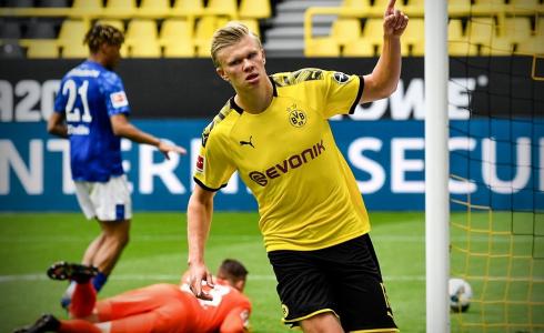 دورتموند يمزق شباك شالكه بعد عودة الحياة للدوري الألماني